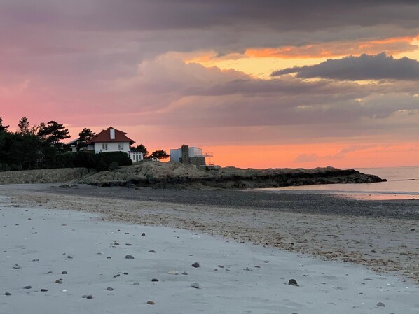 Beach - Updated home in the heart of Cohasset Village (Cohasset)