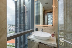 Suite – president, 2 soverom, Club Lounge-tilgang, byutsikt | Bad | Separat badekar og dusj og dusjhode med hydromassaje