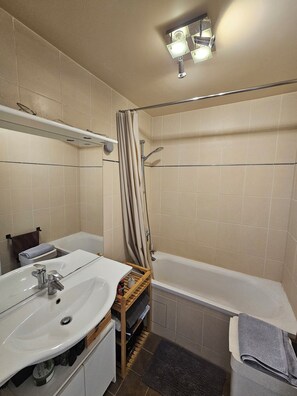 Handtücher, Seife, Shampoo, Toilettenpapier
