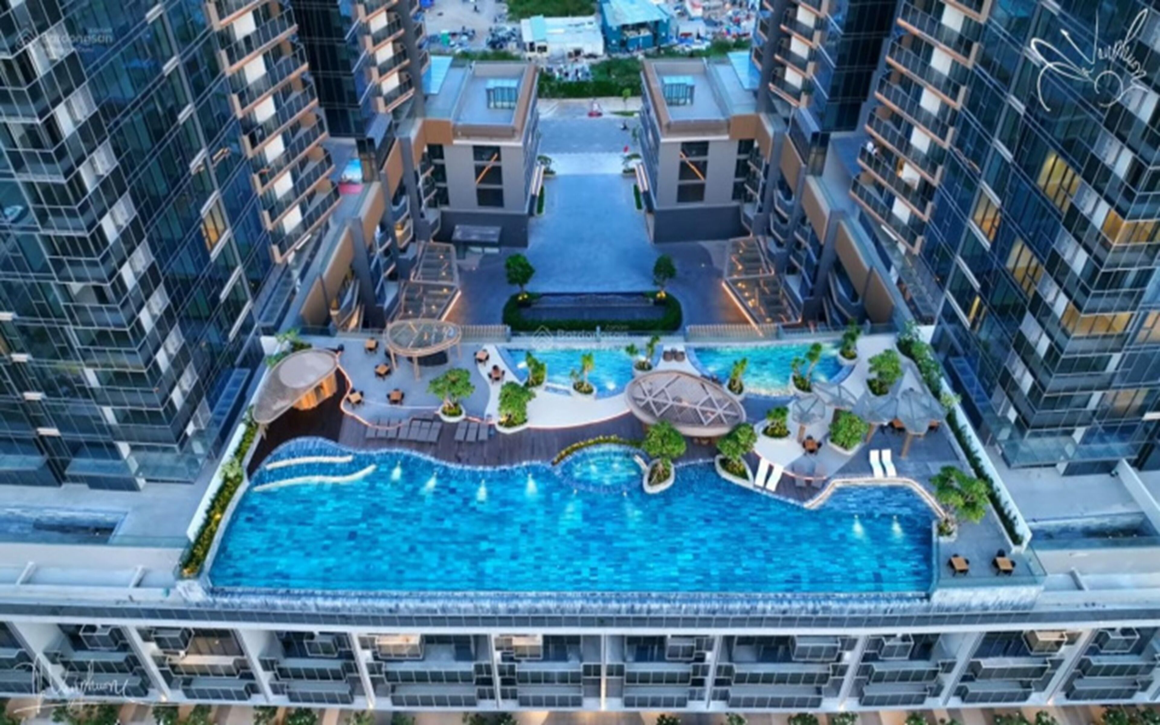 Grand Suite, Multiple Beds, Club Lounge Access, City View | Egyptian cotton sheets, premium bedding, down comforters