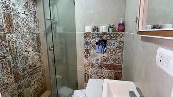 Apartment | Bathroom | Shower, hair dryer, towels, toilet paper