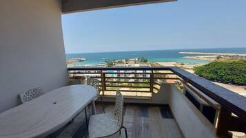 Apartment | Outdoor dining