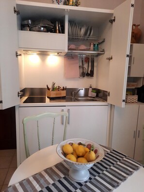 Fridge, stovetop, electric kettle, cookware/dishes/utensils - Hospitality in Noto (Noto)