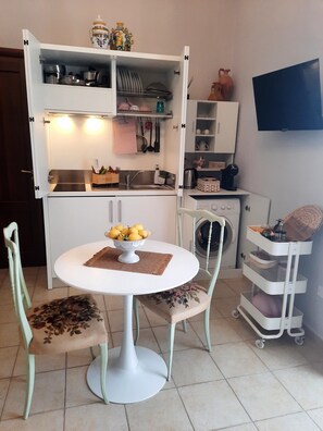 Fridge, stovetop, electric kettle, cookware/dishes/utensils - Hospitality in Noto (Noto)