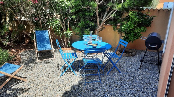Outdoor dining - Les Myrtes Studio Style Atelier (Cuers)