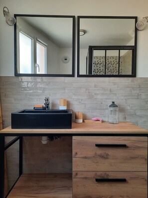 Hair dryer, towels, soap, toilet paper - Les Myrtes Studio Style Atelier (Cuers)