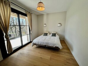 4 bedrooms, iron/ironing board, free WiFi