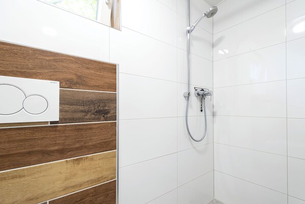 Regadera, jabón, papel de baño 