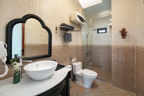 Free toiletries, hair dryer, slippers - Cat Ba Maison Villa (Hai Phong)