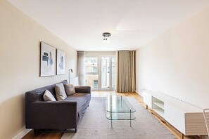Living area - Fifth Floor 2-Bed, 2-Bath Flat (London)