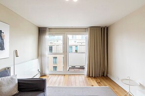 Living area - Fifth Floor 2-Bed, 2-Bath Flat (London)