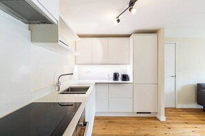 Fridge, oven, coffee/tea maker, toaster - Fifth Floor 2-Bed, 2-Bath Flat (London)