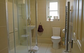 Douche, séchoir à cheveux, serviettes fournies