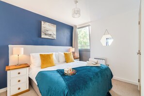 2 bedrooms, iron/ironing board, WiFi, bed sheets - Modern Flat with Balcony view and FREE car parking (Portsmouth)