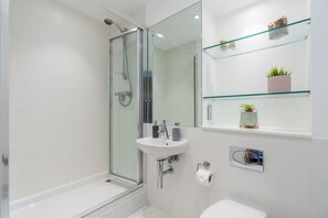 Hair dryer, towels, soap, shampoo - Modern Flat with Balcony view and FREE car parking (Portsmouth)