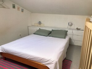 4 habitaciones y tabla de planchar con plancha