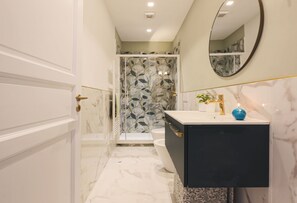 Shower, hair dryer, bidet, towels - MEDICI MAJESTIC APARTMENT: FACE TO MONUMENTS (Firenze)