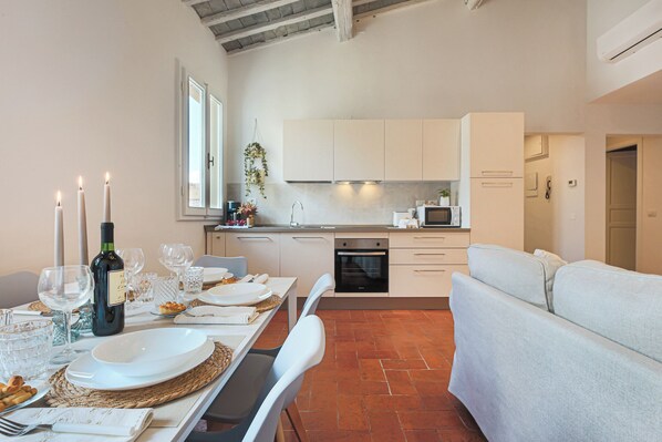 Een magnetron, een oven, een kookplaat, een vaatwasser