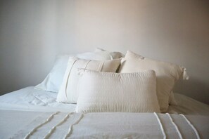 A bed with white bedding and pillows. - Modern Apt in Heart of Fishtown (Philadelphia)