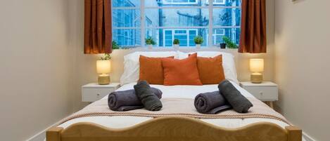 3 bedrooms, desk, iron/ironing board, travel crib