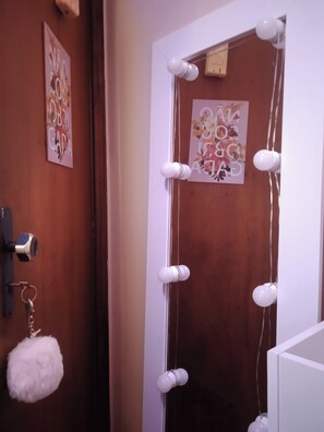 Regadera, secadora de cabello, bidet, toallas 