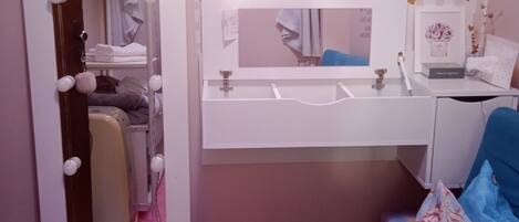 1 slaapkamer, een strijkplank/strijkijzer, wifi, beddengoed