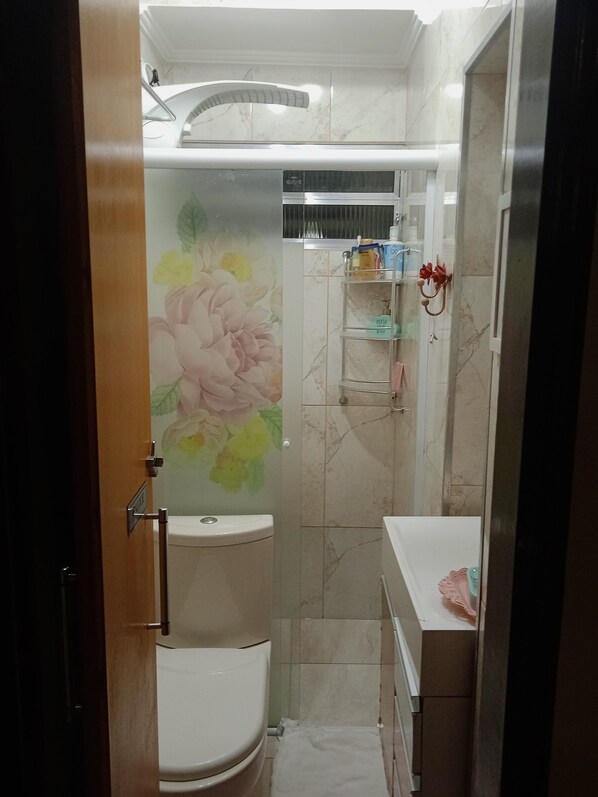 Regadera, secadora de cabello, bidet, toallas 