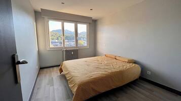 2 habitaciones, tabla de planchar con plancha, wifi y ropa de cama