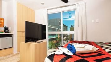 Minibar, caja de seguridad en la habitación y muebles diferentes