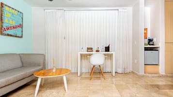 Minibar, caja de seguridad en la habitación y muebles diferentes