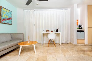 Minibar, in-room safe, individually furnished, desk - Chingon Anarchy Hotel & Roof (Playa del Carmen)