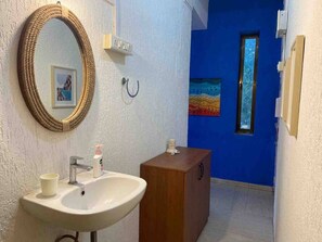 Shower, hair dryer, towels, soap - Old Warm Charm with 2 Bedrooms Near Sea in Khar West
 (Mumbai)