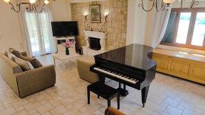 Smart-TV, peis og bøker