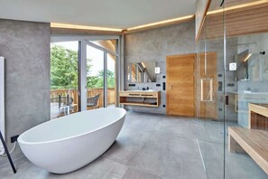 Dusche, umweltfreundliche Kosmetikartikel, Haartrockner, Shampoo