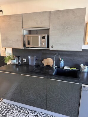 Réfrigérateur, micro-ondes, four, plaque de cuisson