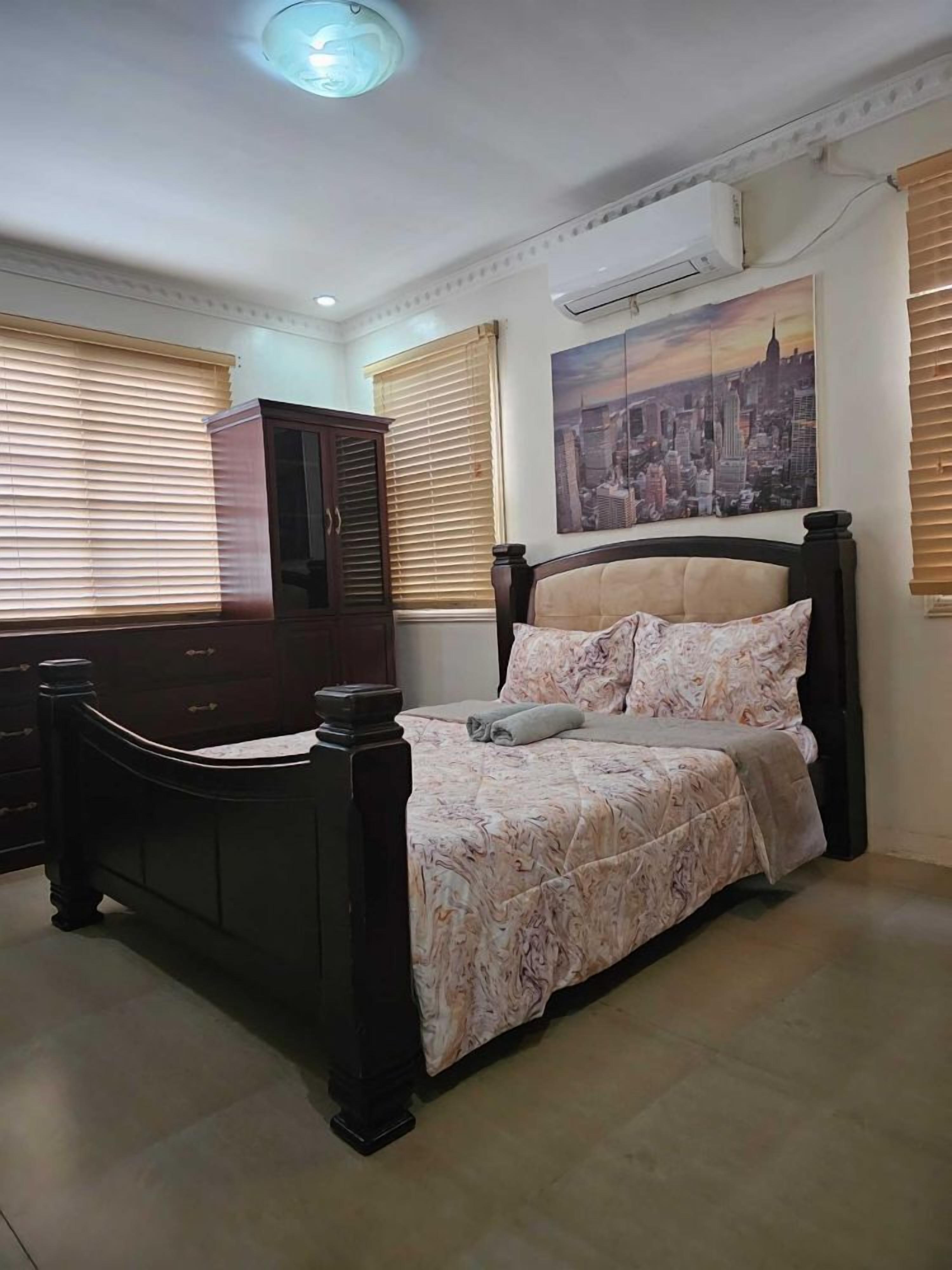 4 bedrooms, iron/ironing board, bed sheets