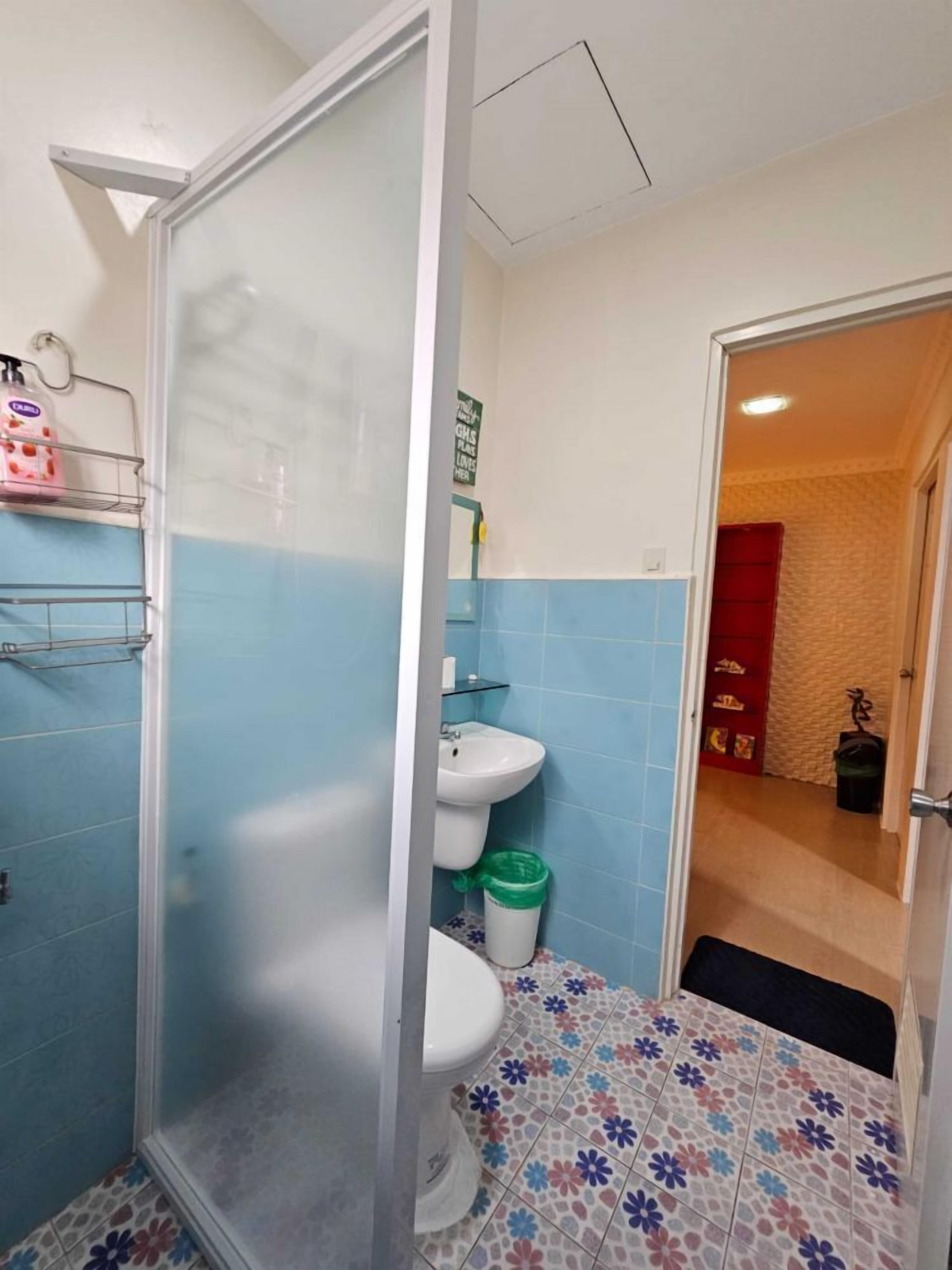 Un baño con cabina de ducha, lavabo e inodoro.