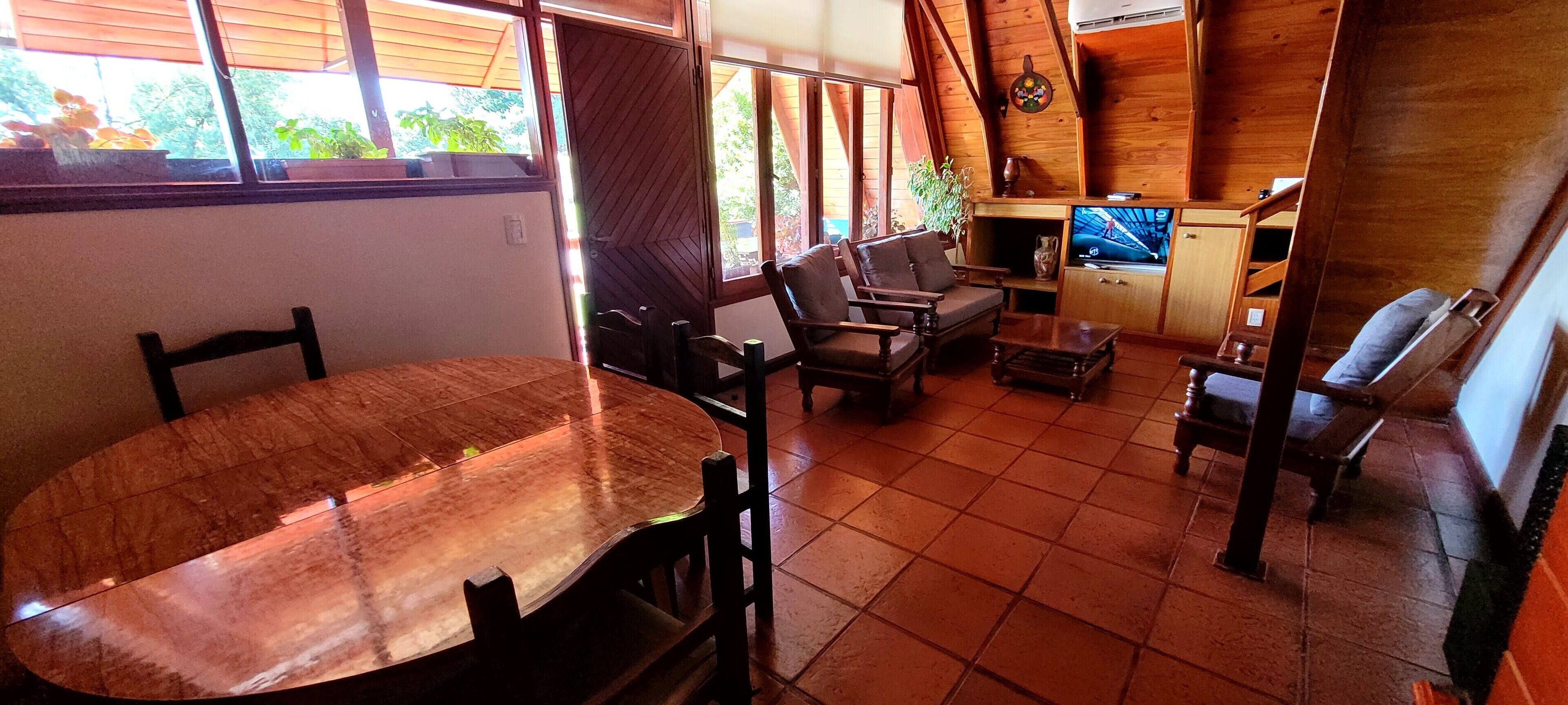 Premium Cabin, 2 Bedrooms | Ruang tamu | 32 inci televisyen LED dengan satelit 