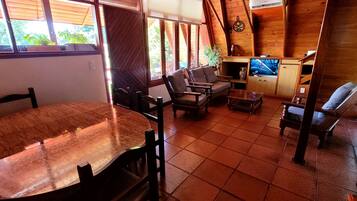 Premium Cabin, 2 Bedrooms | Ruang tamu | 32 inci televisyen LED dengan satelit