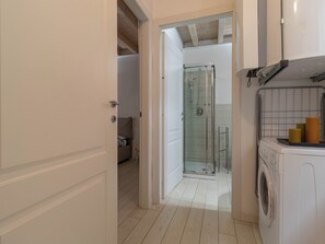 Shower, hair dryer, bidet, towels - Lario House Apartment a Lecco (Lecco)