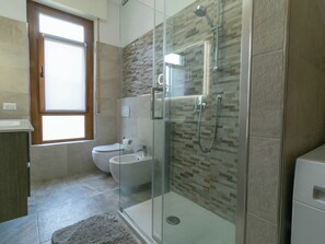 Dusche, Haartrockner, Bidet, Handtücher