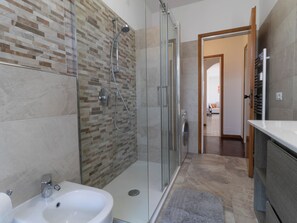 Regadera, secadora de cabello, bidet, toallas