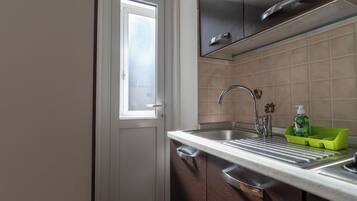 Frigorifero, forno, piano cottura, macchina per tè/caffè