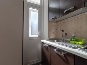 Kylskåp, ugn, spishäll och kaffe- och tebryggare