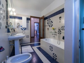 Dusche, Haartrockner, Bidet, Handtücher