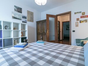 4 bedrooms, iron/ironing board, free WiFi, bed sheets