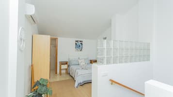 3 slaapkamers, een strijkplank/strijkijzer, gratis wifi, beddengoed