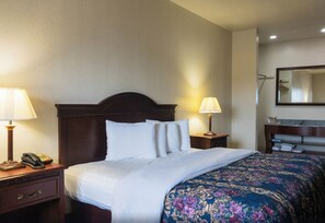 Deluxe Single Room | Desk, blackout curtains, iron/ironing board, free WiFi