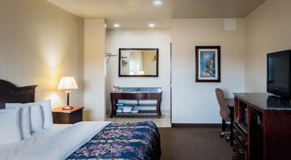 Deluxe Single Room | Desk, blackout drapes, iron/ironing board, free WiFi