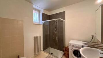 Doccia, asciugacapelli, bidet, asciugamani